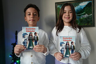 Derinceli İkizlerden Muazzam Başarı: 3 Yılda 4 Bin 800 Kitap Okuyup Yazar Oldular!