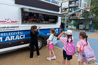 İzmit Belediyesi Yaz Tatili Öncesi Harekete Geçti: Okullarda Öğrencilere Ücretsiz İkram Dağıtımı Başladı!