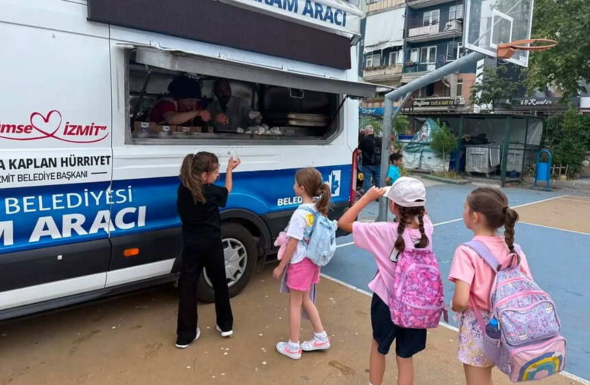 İzmit Belediyesi Yaz Tatili Öncesi Harekete Geçti: Okullarda Öğrencilere Ücretsiz İkram Dağıtımı Başladı!