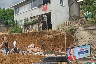 İzmit Belediyesi'nden Akmeşe'de Taş Duvar Çalışması: Göçme Riski Taşıyan Noktaya Kalıcı Çözüm!