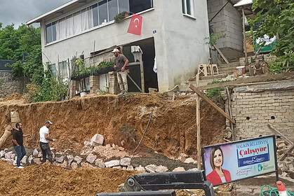 İzmit Belediyesi'nden Akmeşe'de Taş Duvar Çalışması: Göçme Riski Taşıyan Noktaya Kalıcı Çözüm!