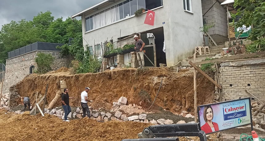 İzmit Belediyesi'nden Akmeşe'de Taş Duvar Çalışması: Göçme Riski Taşıyan Noktaya Kalıcı Çözüm!