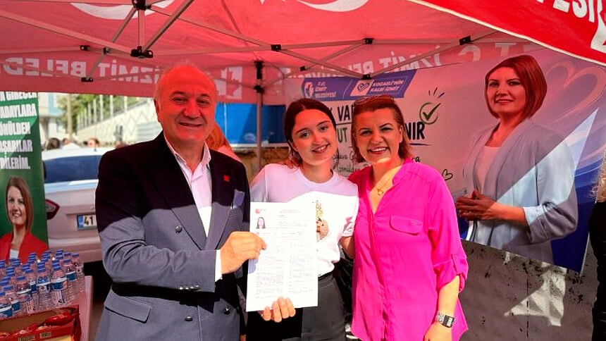 İzmit Belediyesi YKS'de Adayların Yanında: Kek ve Su İkramı