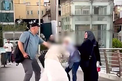 İzmit Halkevi Köprüsü'nde Kadın Kavgası: Saçından Tutup Yere Çekti