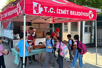 İzmit Belediyesi’nden Öğrencilere Beslenme Desteği: Kırsal Mahallelerde Süt ve Kek Dağıtımı Sürüyor!
