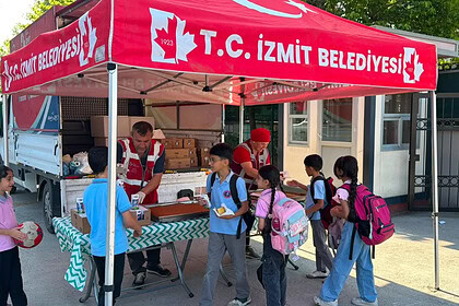 İzmit Belediyesi’nden Öğrencilere Beslenme Desteği: Kırsal Mahallelerde Süt ve Kek Dağıtımı Sürüyor!