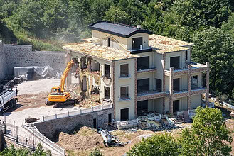 Başiskele'de Taviz Yok! Yuvacık Yakacık’ta İnşa Edilen 3 Katlı Kaçak Yapı İş Makineleriyle Yerle Bir Edildi!