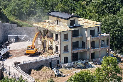 Başiskele'de Taviz Yok! Yuvacık Yakacık’ta İnşa Edilen 3 Katlı Kaçak Yapı İş Makineleriyle Yerle Bir Edildi!