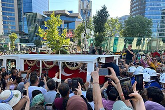 Kadir İnanır Son Yolculuğuna Uğurlandı: Yüzlerce İnsan Katıldı