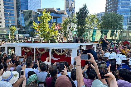Kadir İnanır Son Yolculuğuna Uğurlandı: Yüzlerce İnsan Katıldı