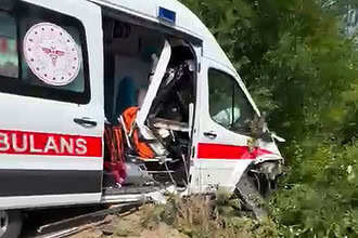 Kandıra'da Ambulans Yoldan Çıktı: 3 Kişi Hafif Yaralı