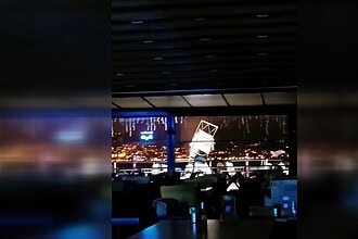 Kocaeli İzmit Marina'da Bıçaklı Kavga: Saldırganı Durdurmak İçin Koltuk Fırlattığı Anlar Kamerada!