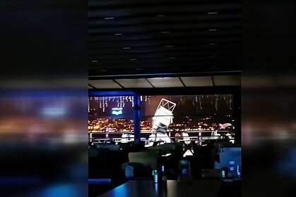 Kocaeli İzmit Marina'da Bıçaklı Kavga: Saldırganı Durdurmak İçin Koltuk Fırlattığı Anlar Kamerada!