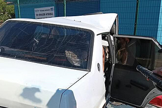 Kocaeli Derince'de Trafik Kazası: Rıhtım Caddesi'nde Kaldırıma Çarpan Sürücü Araçta Sıkıştı!