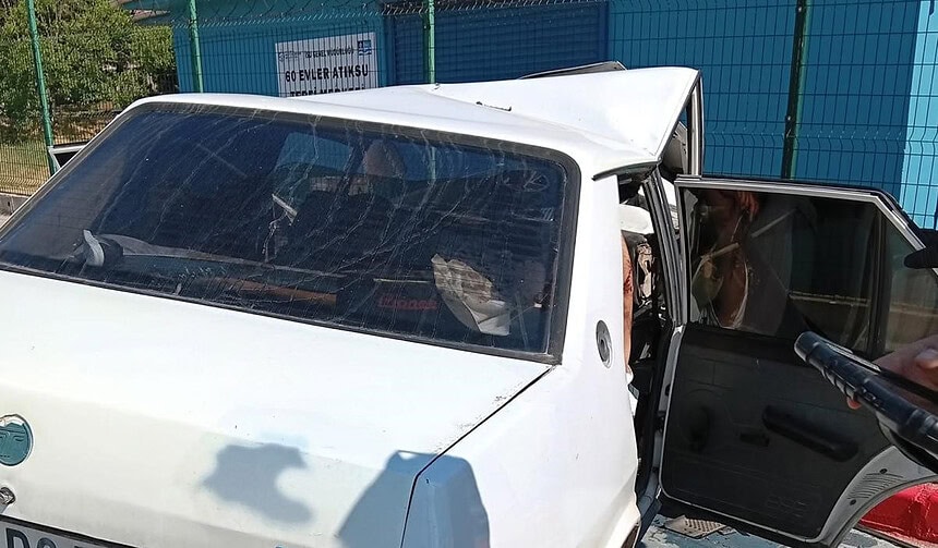 Kocaeli Derince'de Trafik Kazası: Rıhtım Caddesi'nde Kaldırıma Çarpan Sürücü Araçta Sıkıştı!