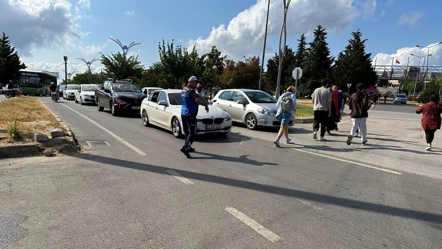 Kocaeli Zabıtası YKS'de Sahada: Geç Kalan Adayları Yetiştirdi