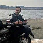 Gece Yarısı D-130 Kara Yolunda Kahreden Kaza: Genç Sürücü Bariyerlere Çarparak Can Verdi!