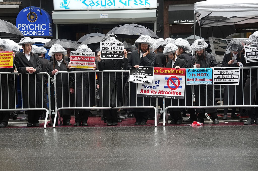 New York’ta Büyük İsrail Protestosu: Ortodoks Yahudiler Konsolosluk Önünde Savaş ve Askerliği Protesto Etti!
