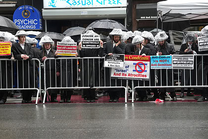 New York’ta Büyük İsrail Protestosu: Ortodoks Yahudiler Konsolosluk Önünde Savaş ve Askerliği Protesto Etti!