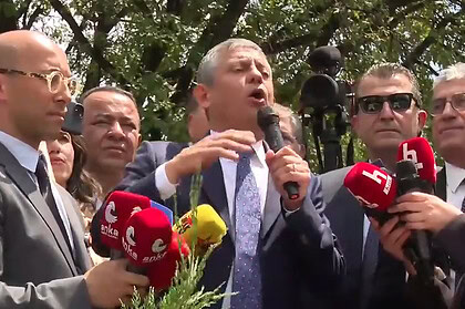 Özgür Özel Meclis Önünde Konuştu: CHP'ye Karşı Yapılmaya Çalışılan Darbeyi Püskürttünüz!
