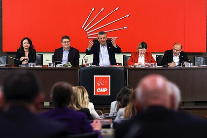 CHP Grup Başkanı Özgür Özel, eski milletvekillerinden Yusuf Fevzi Arıcı'nın TBMM'deki cenaze töreninin ardından gazetecilerin sorularını yanıtlayarak, parti içindeki olağanüstü kurultay süreci ve toplanan imzalara dair çarpıcı açıklamalarda bulundu.