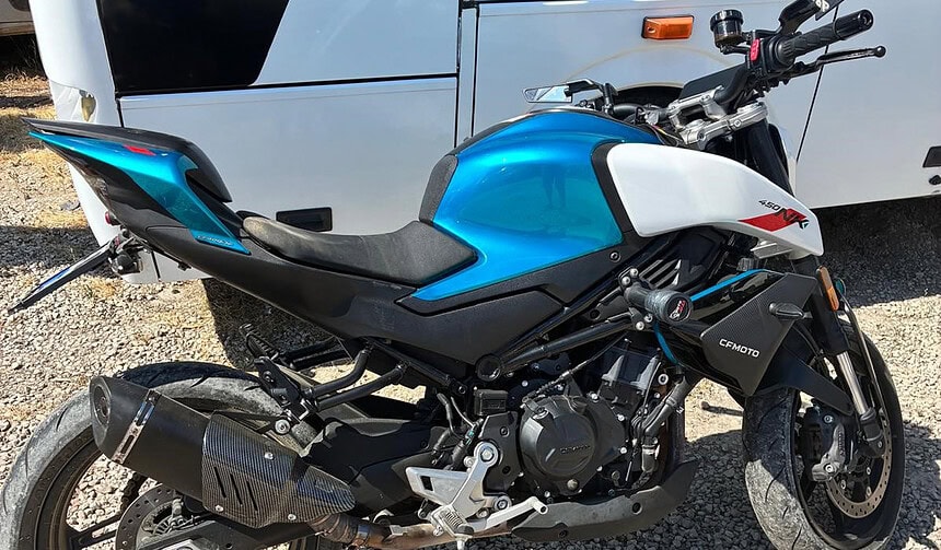 Kocaeli Gölcük'te "Dur" İhtarına Uymayan Motosikletli Polise Çarptı!
