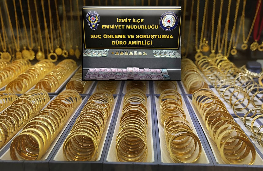 İzmit Kuyumcular Çarşısı'nda Sahte Altın Alarmı: Dolandırıcılar Suçüstü Yakalandı!