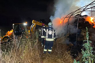 Kocaeli İzmit'te Serada Korkutan Yangın: 800 Saman Balyası Küle Döndü, Hayvanlar Son Anda Kurtarıldı!