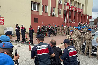 Kocaeli’de Dev Rüşvet ve Tefecilik Operasyonu: 16 Şüpheli Geniş Güvenlik Önlemiyle Adliyede!