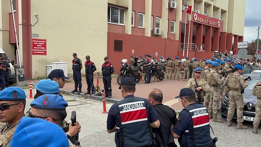 Kocaeli’de Dev Rüşvet ve Tefecilik Operasyonu: 16 Şüpheli Geniş Güvenlik Önlemiyle Adliyede!