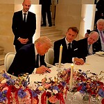 Trump Versay'da İran Anlaşmasını İmzaladı: Macron Alkışladı