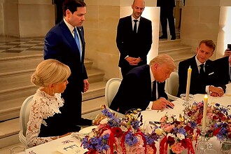 Trump Versay'da İran Anlaşmasını İmzaladı: Macron Alkışladı