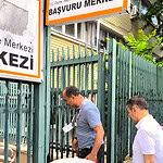 Vali Aktaş YKS'de Sahada: Velilerin Heyecanına Ortak Oldu