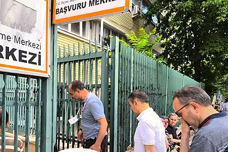 Vali Aktaş YKS'de Sahada: Velilerin Heyecanına Ortak Oldu