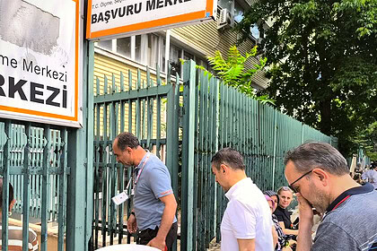 Vali Aktaş YKS'de Sahada: Velilerin Heyecanına Ortak Oldu