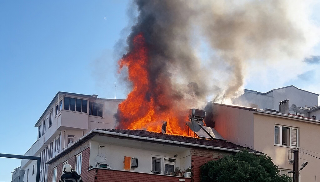 Kocaeli Gebze’de Korkutan Ev Yangını: Alevler Çatıya Sıçradı!