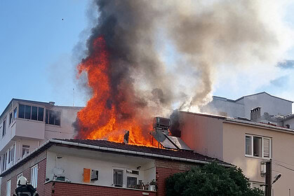 Kocaeli Gebze'de Korkutan Ev Yangını: Alevler Çatıya Sıçradı!