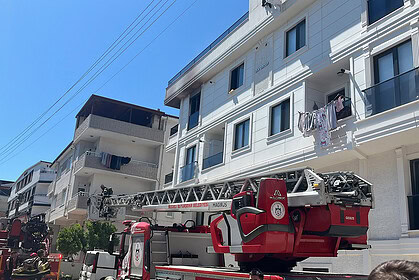 Darıca'da 5 Katlı Binada Korkutan Yangın: Mahsur Kalan Hamile Anne ve 2 Çocuğu Kurtarıldı!