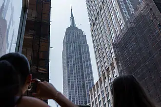 443 Metrede Tehlikeli Evlilik Teklifi: Empire State'te Polis Operasyonu