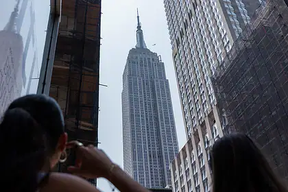 443 Metrede Tehlikeli Evlilik Teklifi: Empire State'te Polis Operasyonu