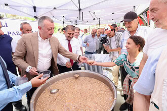 Başkan Tahir Büyükakın İzmit Perşembe Pazarı'nda Vatandaşlara Aşure Dağıttı!