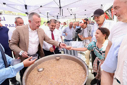 Başkan Tahir Büyükakın İzmit Perşembe Pazarı'nda Vatandaşlara Aşure Dağıttı!