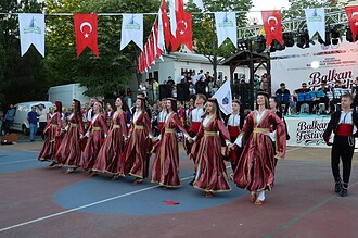 Kartepe’de Muhteşem Gece: Kocaeli 3. Uluslararası Balkan Halk Oyunları Festivali Coşkusu Avluburun'da!