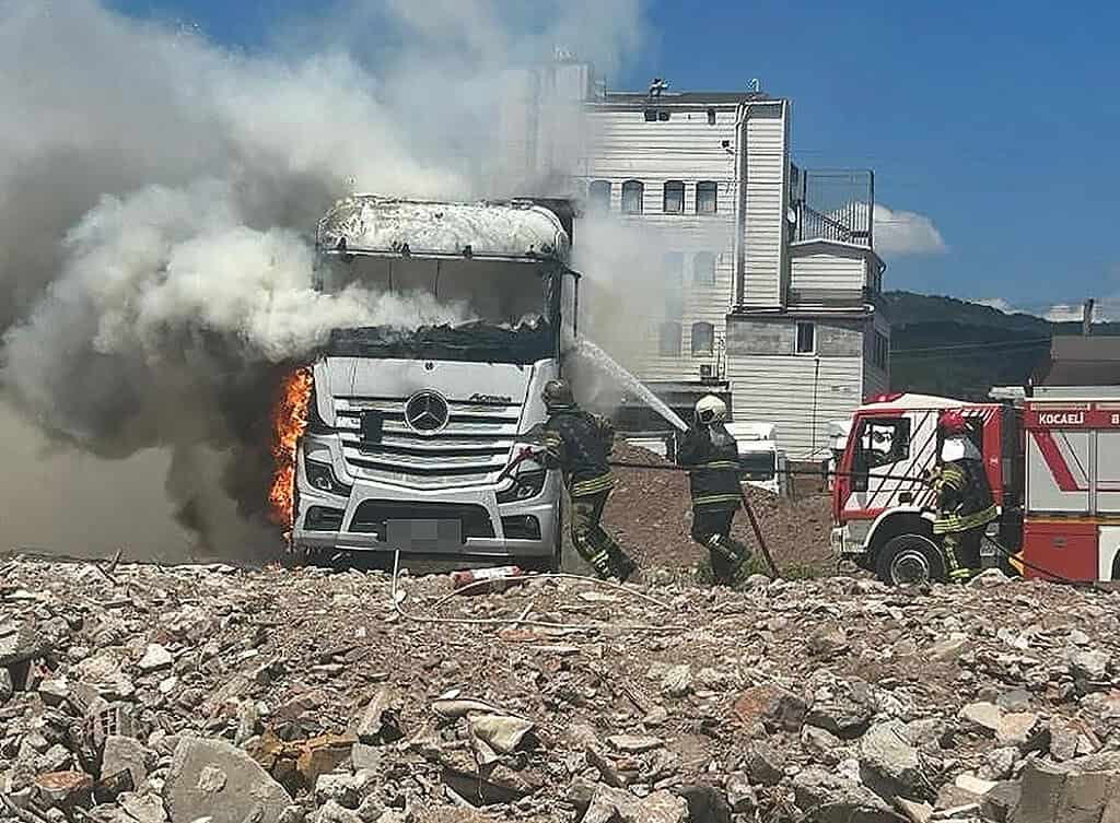 Kocaeli Körfez’de Tır Parkında Çekici Yangını: Alev Alev Yandı!