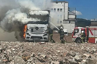 Kocaeli Körfez'de Tır Parkında Çekici Yangını: Alev Alev Yandı!