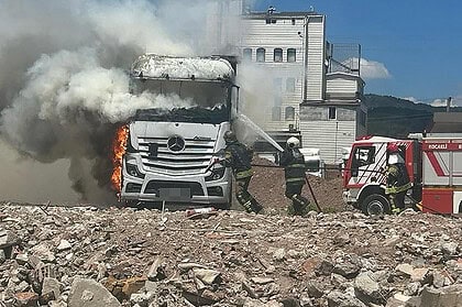 Kocaeli Körfez'de Tır Parkında Çekici Yangını: Alev Alev Yandı!