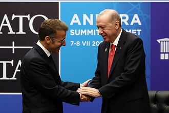Cumhurbaşkanı Erdoğan, Macron ile Fransa'ya selam gönderdi