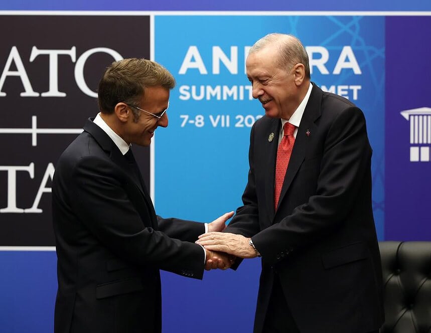 Cumhurbaşkanı Erdoğan, Macron ile Fransa'ya selam gönderdi