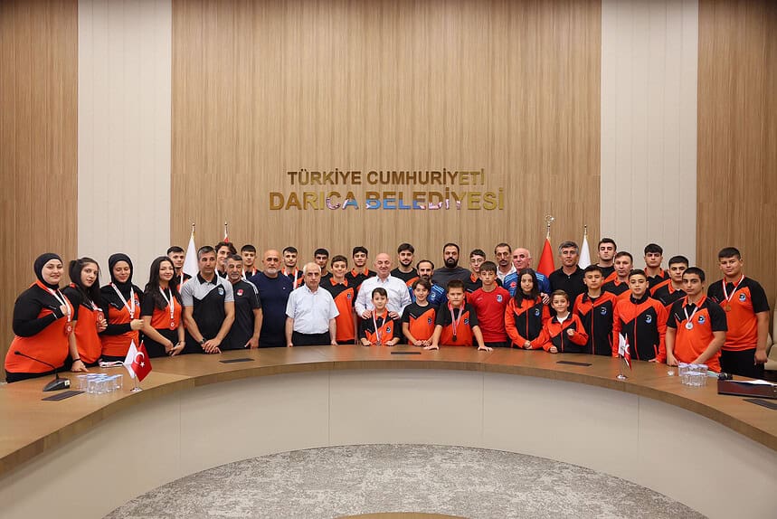 Darıca Belediyesi Eğitim Spor Kulübü Şampiyonlarından Başkan Muzaffer Bıyık’a Ziyaret!
