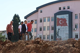 Derince Belediyesi'nden İki Büyük Bölgede Yol ve Taş Duvar Seferberliği! Sertif Gökçe Sahaya İndi